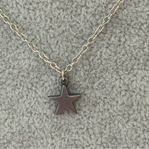 ❄️ Avon silver metal chain necklace with gunmetal gray star charm pendant